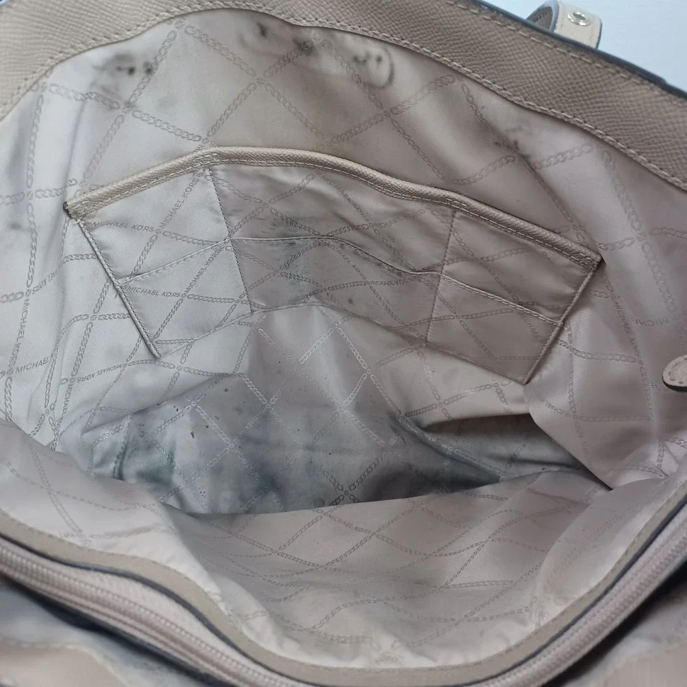 Michael Kors Voyager East West Tote Bag Taupe Saffiano Leather Gold Hardware - Picture 10 of 16